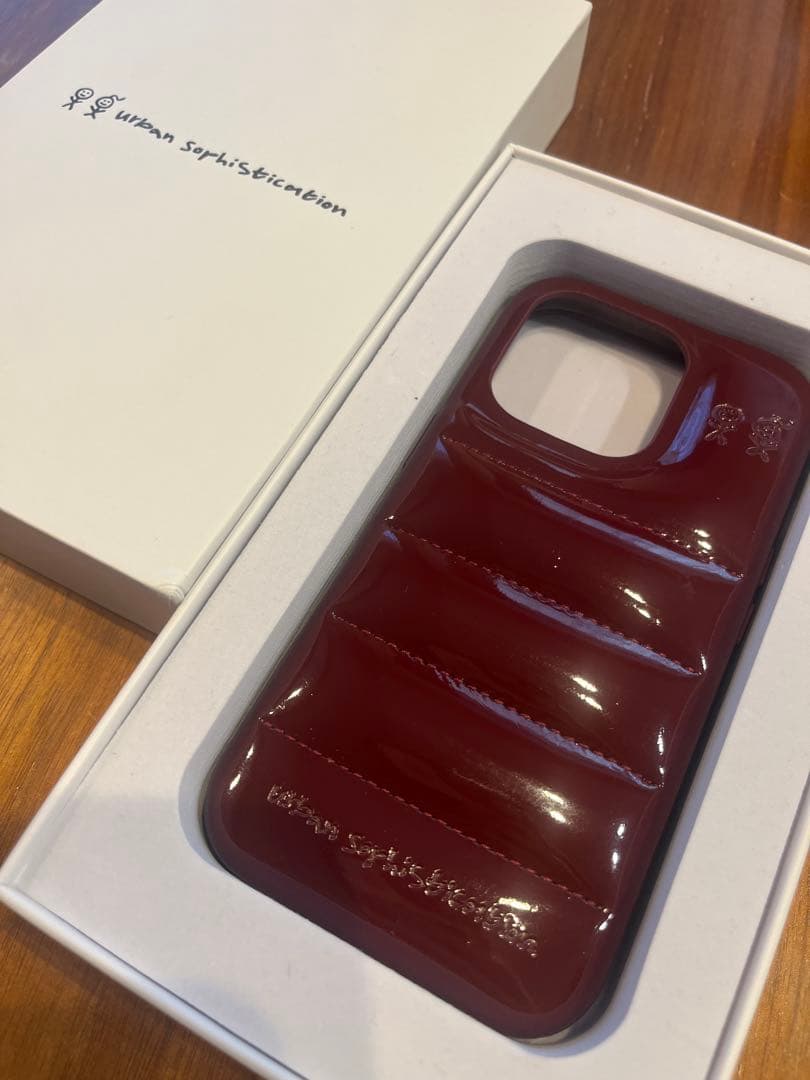 【urban sophistication】iPhone16Proダークチェリー