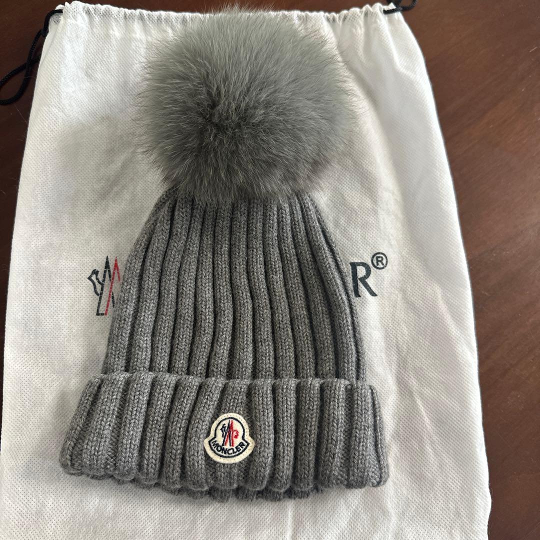 虹　美品　MONCLER グレー ニット帽 ファー付きポンポン
