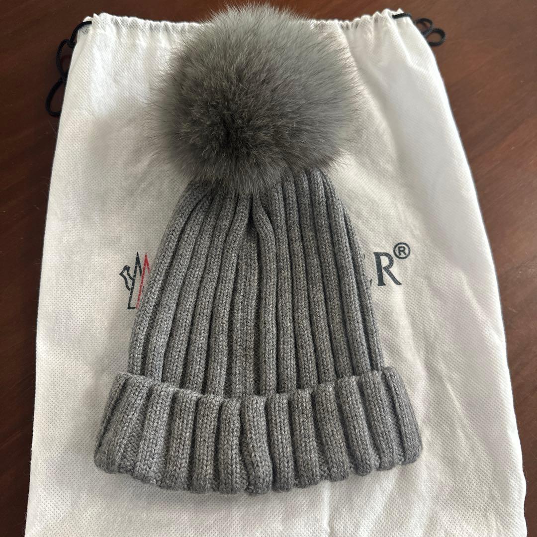 虹　美品　MONCLER グレー ニット帽 ファー付きポンポン