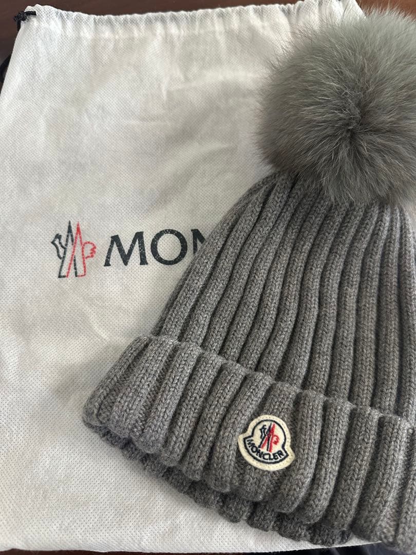 虹　美品　MONCLER グレー ニット帽 ファー付きポンポン