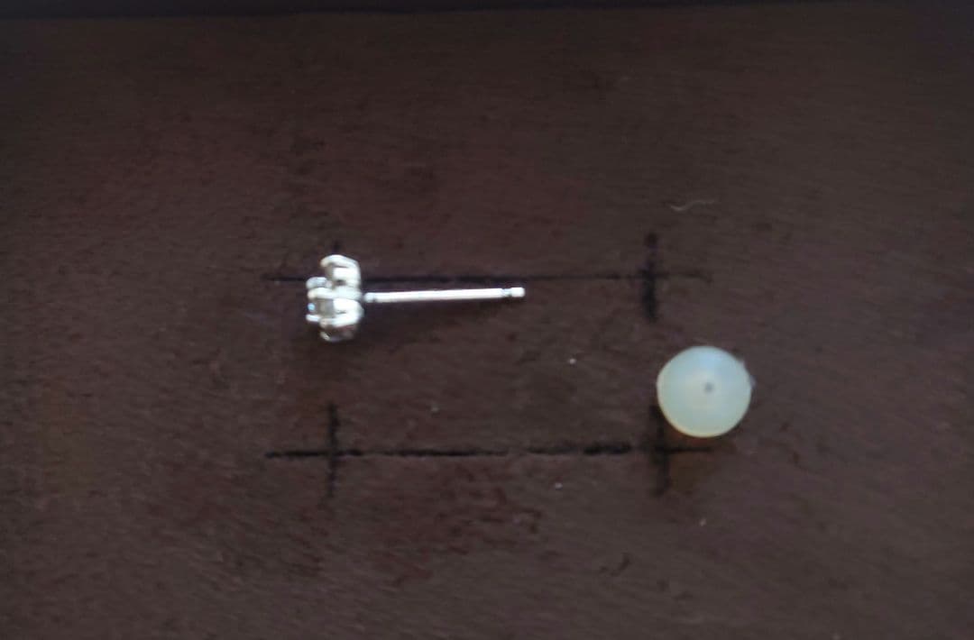 K18WG 片耳ピアス　ダイヤモンド5石アグライア　0.15カラット　松坂屋購入