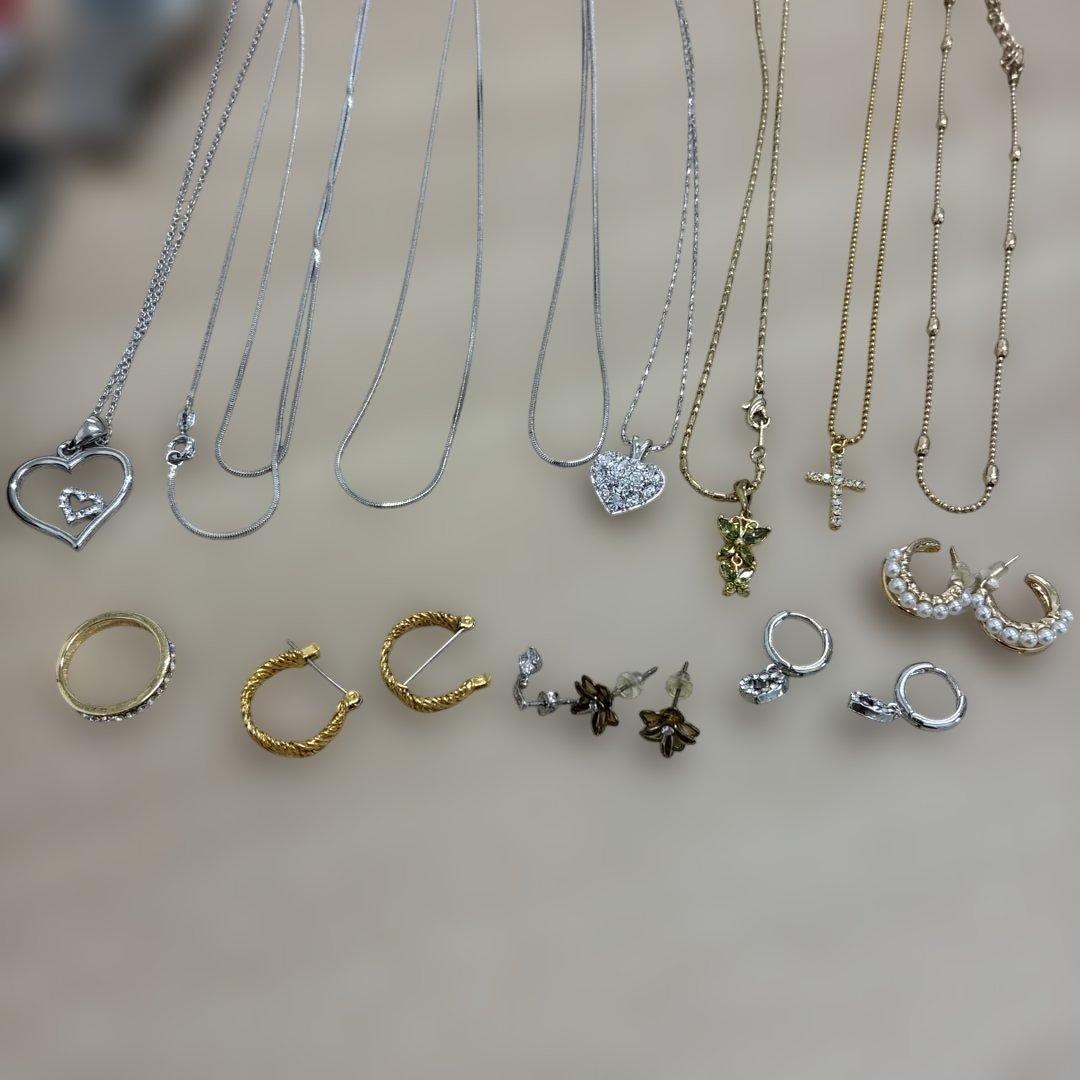 遺品整理　アクセサリー　ネックレス　イヤリング　ブレスレット　時計