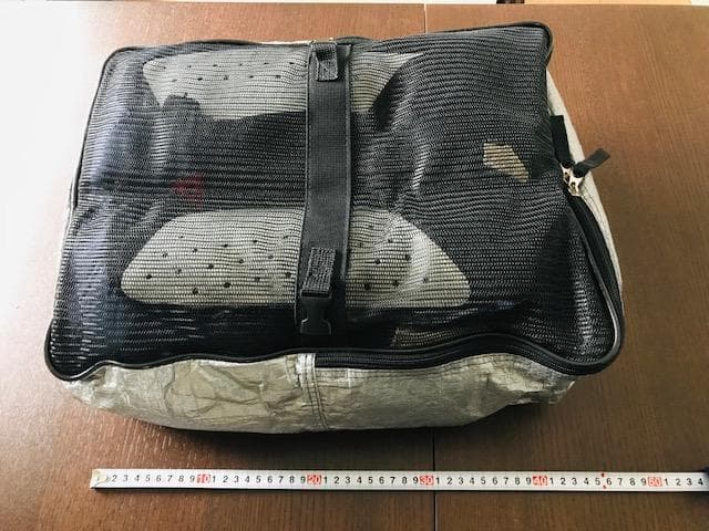 背中に背負うタイプではなく、ウィールで転がしながら全装備を携行できるバッグ