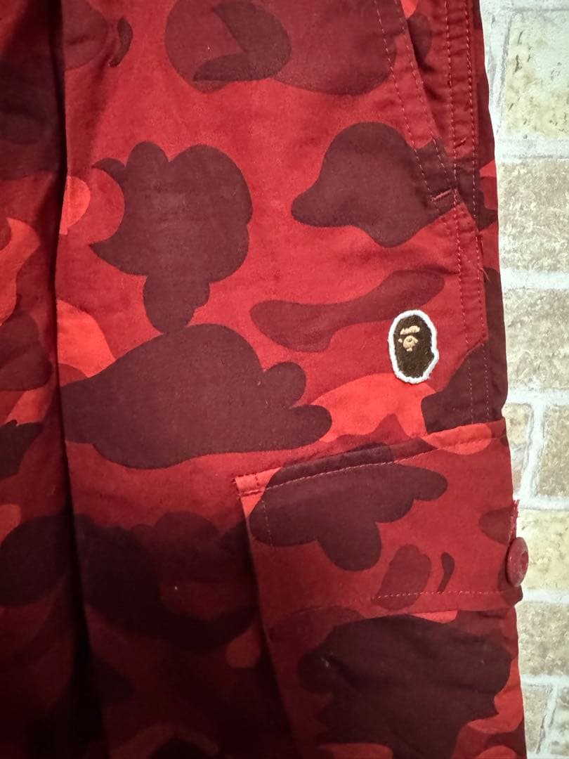 A BATHING APEのレッドカモフラージュ柄6ポケットカーゴパンツ