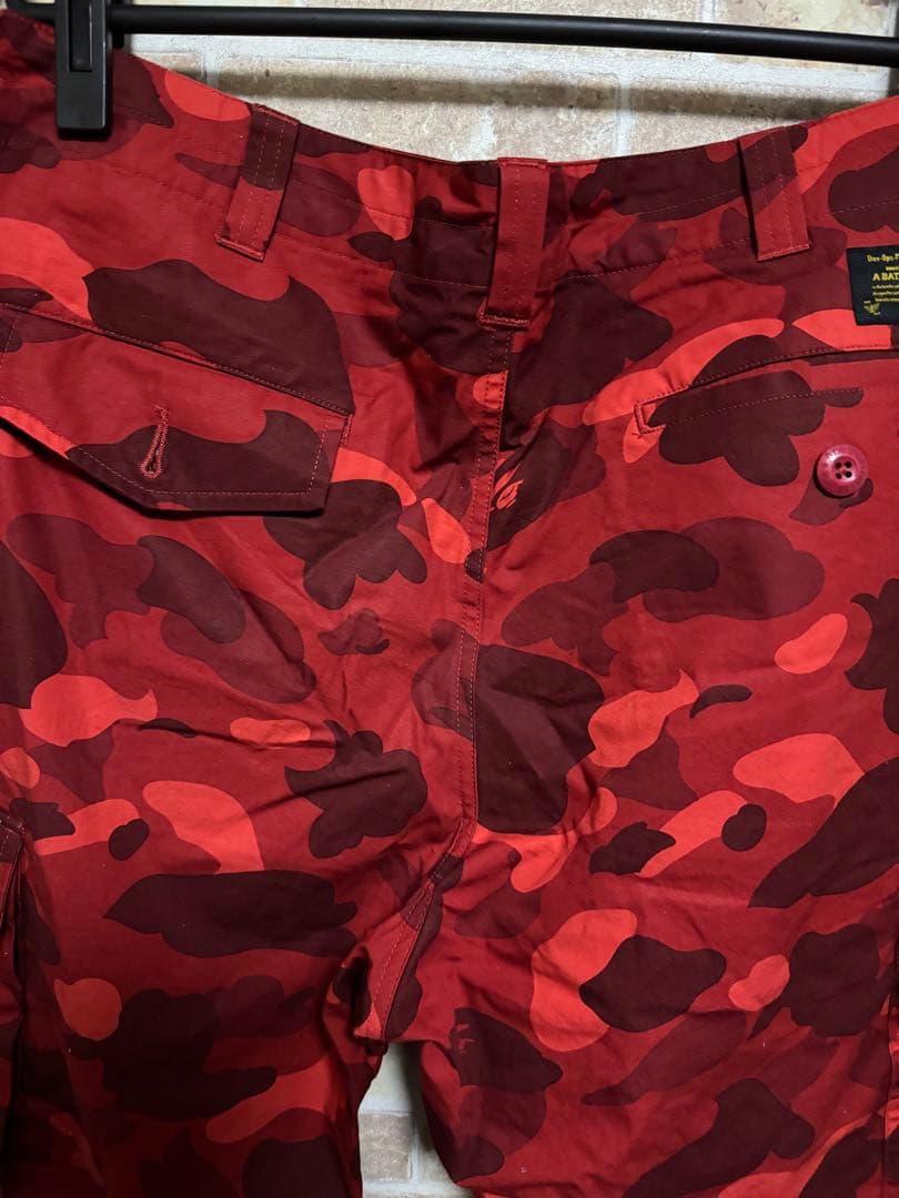 A BATHING APEのレッドカモフラージュ柄6ポケットカーゴパンツ