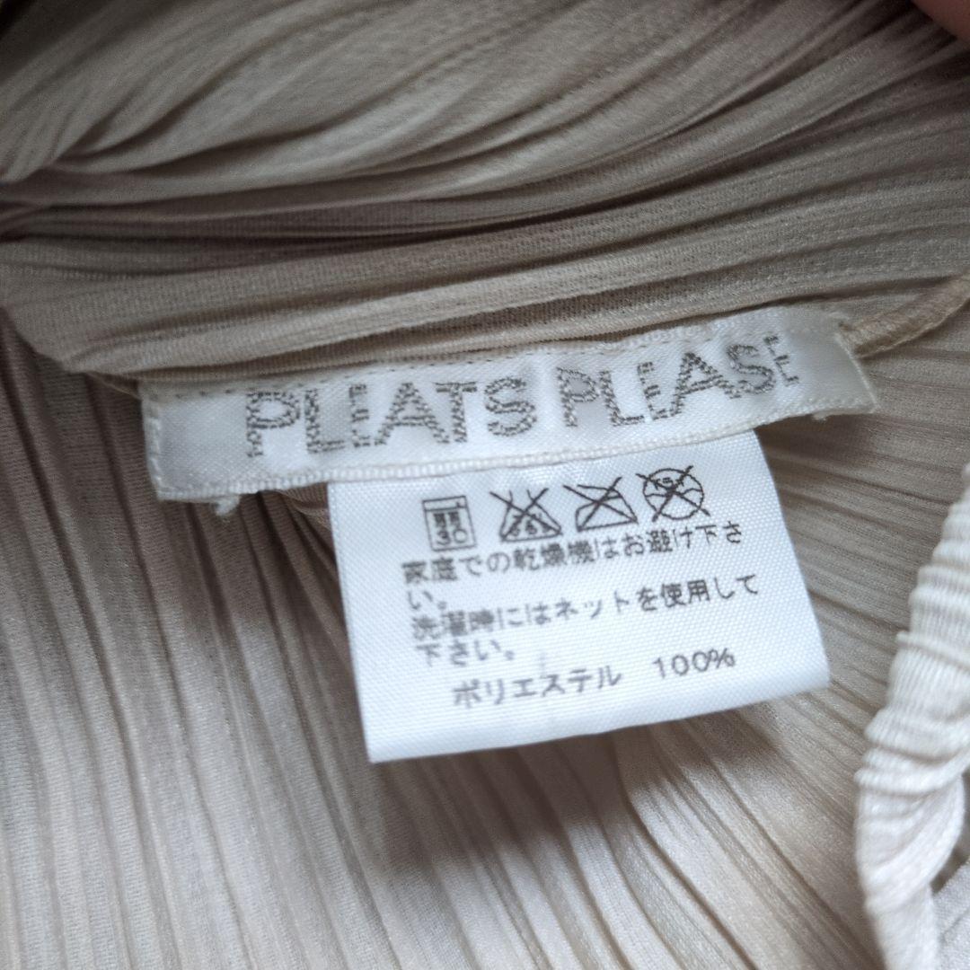 PLEATS PLEASE　イッセイミヤケ　ベージュトップス