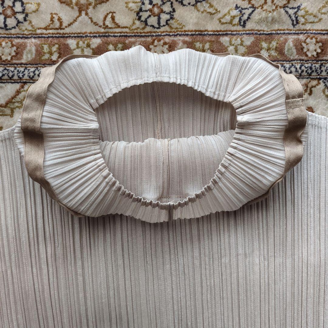 PLEATS PLEASE　イッセイミヤケ　ベージュトップス