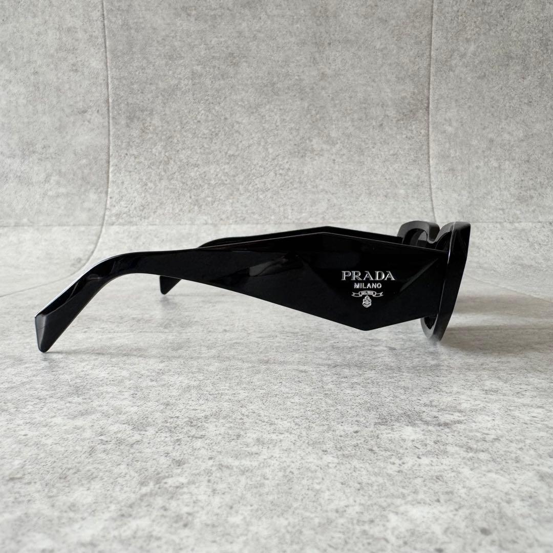 PRADA　プラダ　サングラス　黒　ブラック　ロゴ　SPR17W