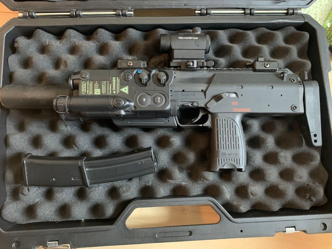 東京マルイ電動ガン MP7 ジャンク、メカボ割れ