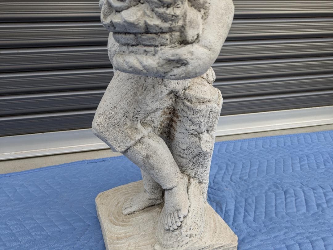 478　イタリア製　石像　花束を持つ子ども　ガーデンオーナメント