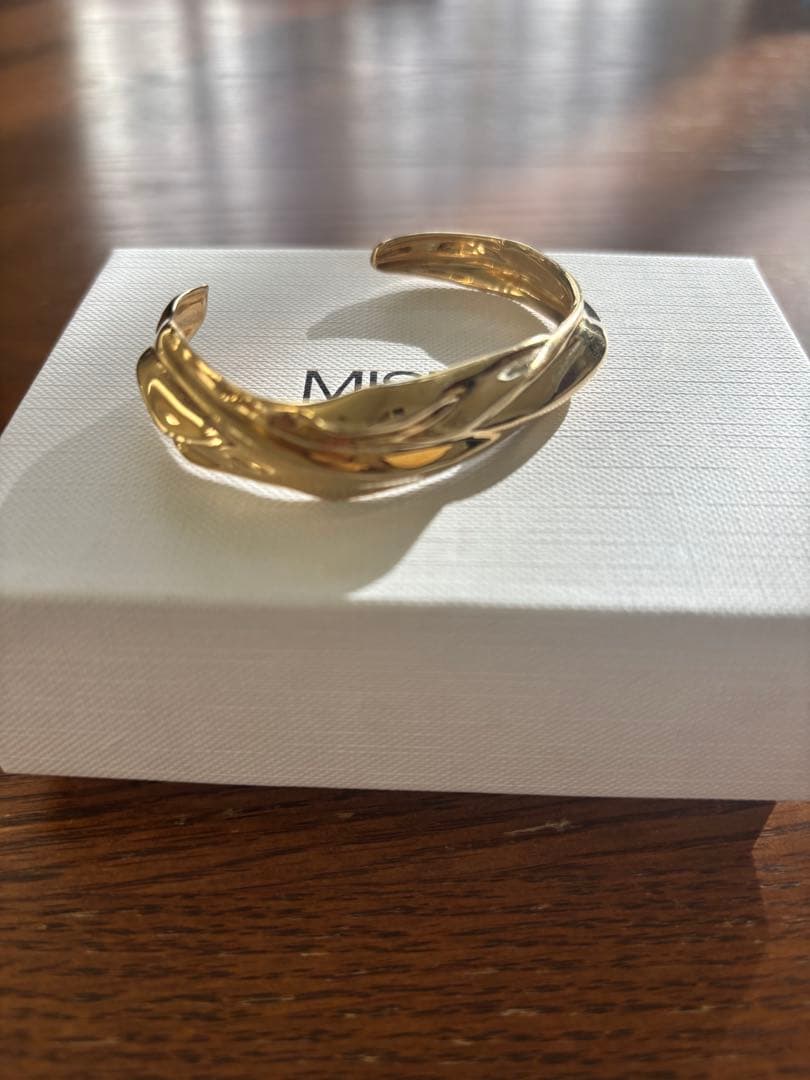 ゴールド ツイストデザイン バングル