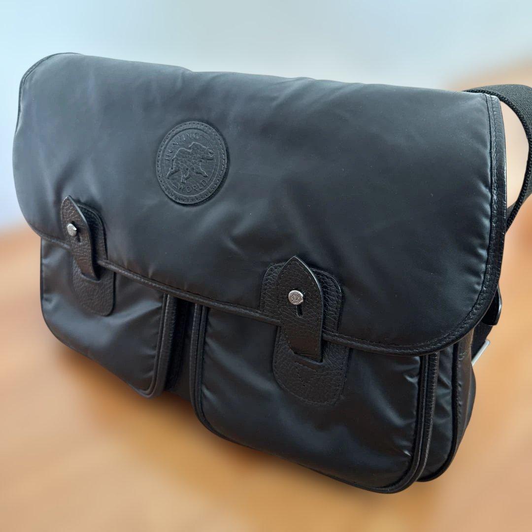 ハンティングワールド　メッセンジャーバッグ　ショルダーバッグ