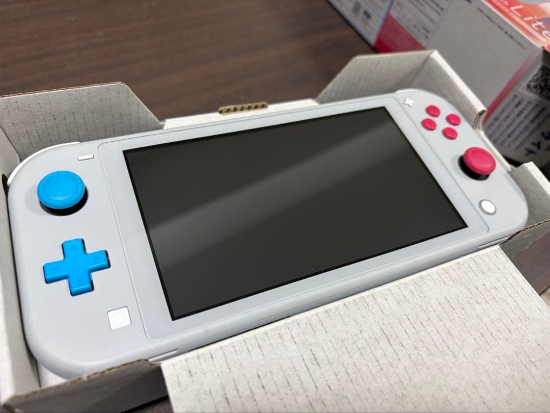 ニンテンドースイッチライト　　ポケモン特別デザイン