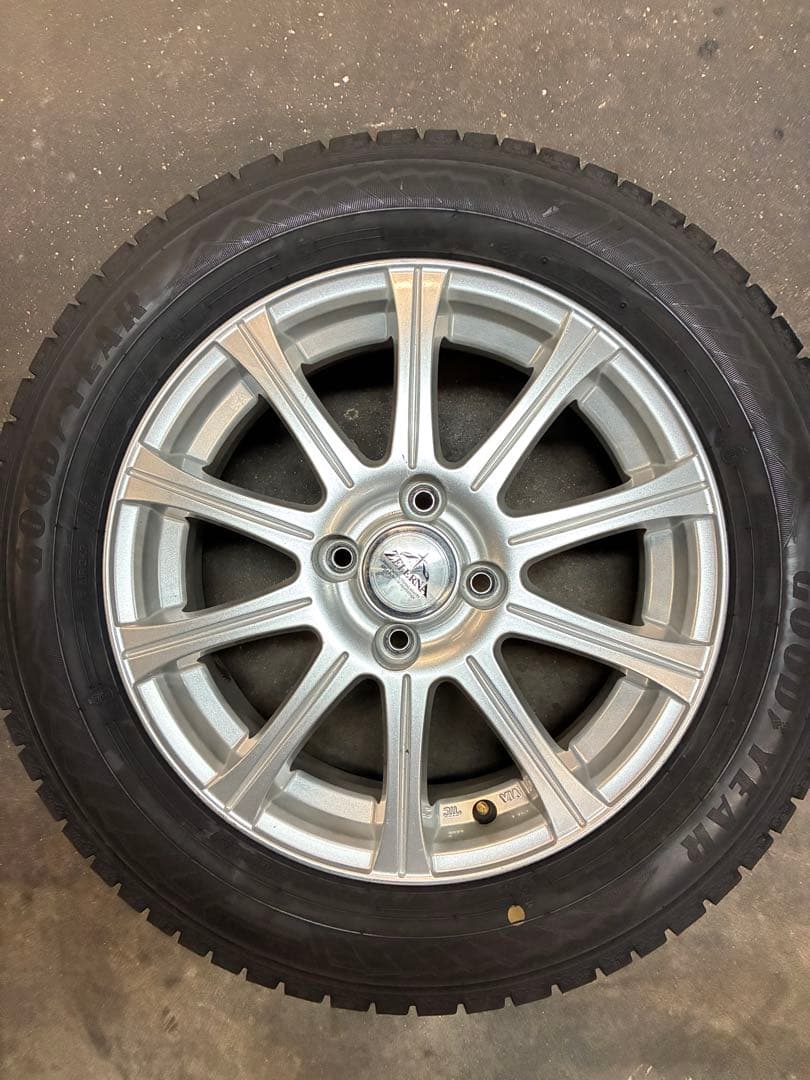 即決歓迎✨フィット、旧アクア、ヤリスに❗️185/60R15スタッドレスセット❗️