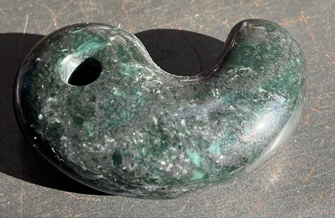 黒緑色　糸魚川翡翠勾玉17g 糸魚川　ヒスイ　ひすい　角閃石　出雲大社