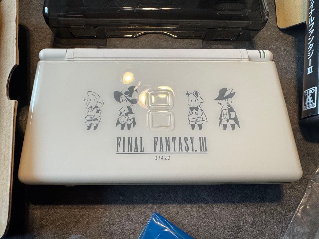 美品 NINTENDO DS LITE FF3 クリスタルエディション レア