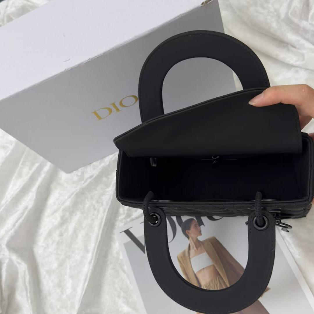 マットブラックハンドバッグです