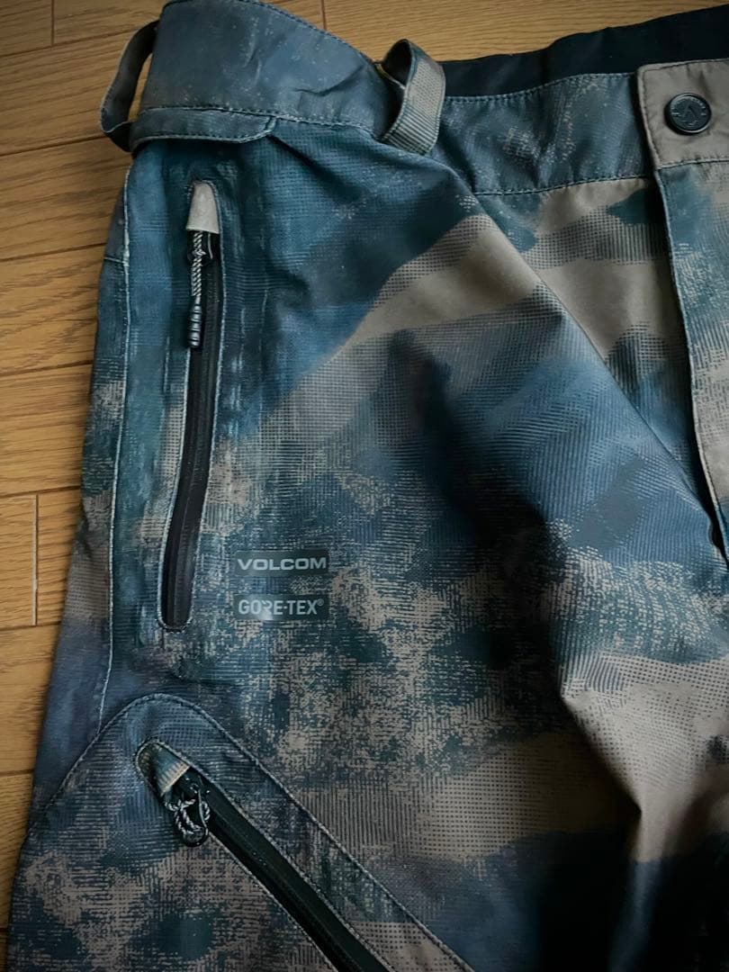 VOLCOM GORE-TEX 迷彩柄スノーボードパンツ