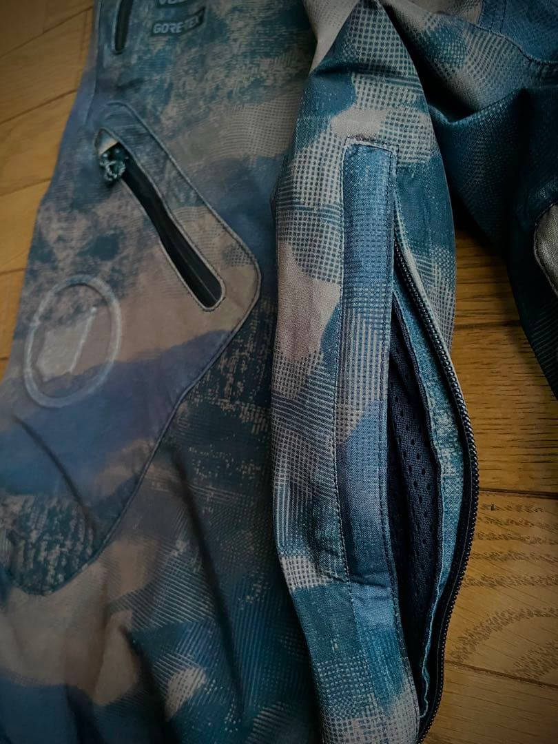 VOLCOM GORE-TEX 迷彩柄スノーボードパンツ