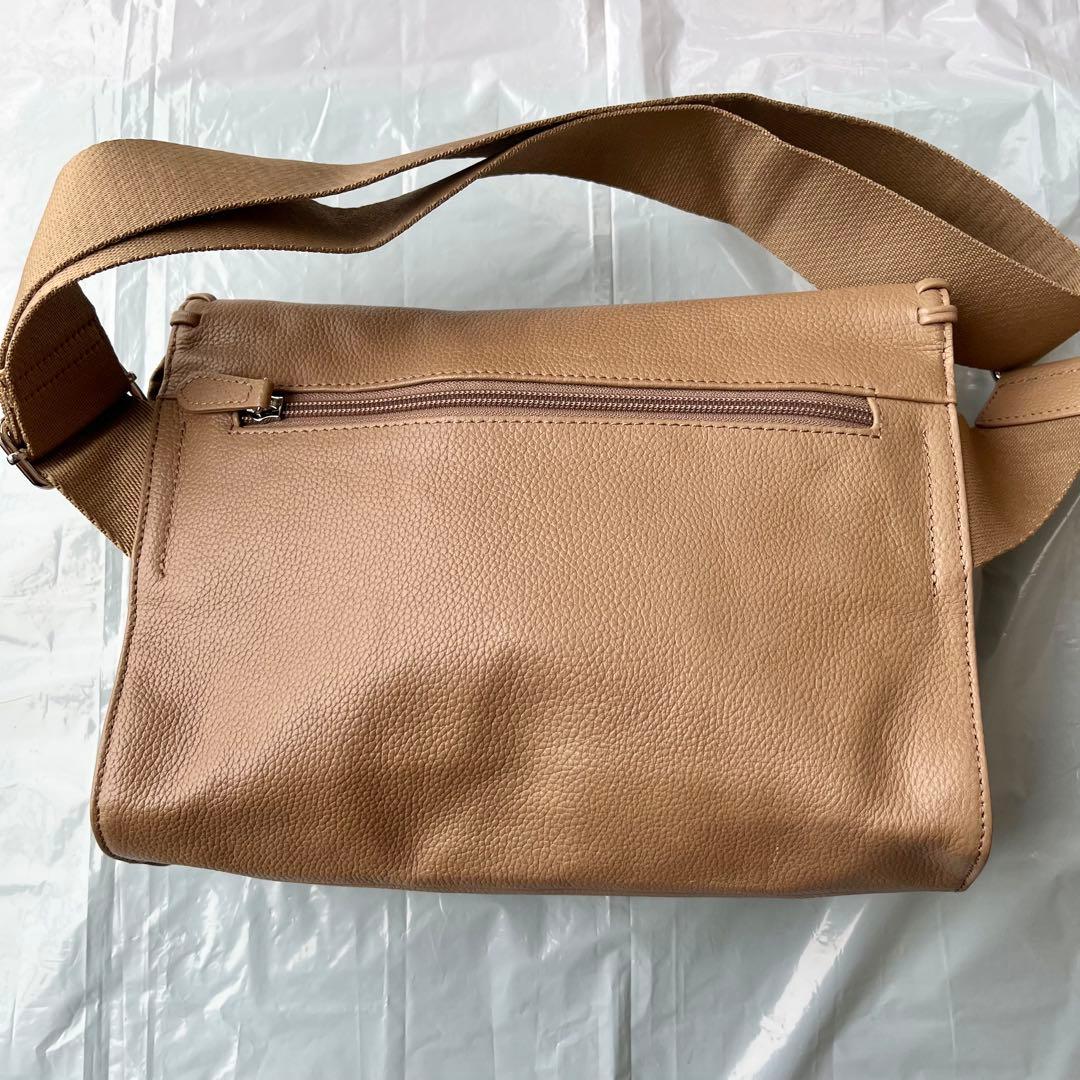 イアパピヨネ 柄ワイドテープショルダーバッグ 本革 ボディバッグ キャメル