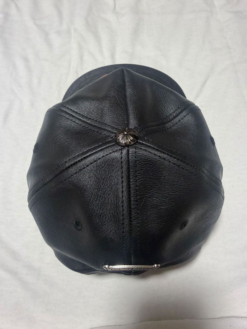 ロゴ付きレザー風黒キャップ