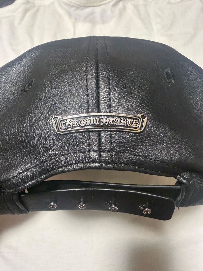 ロゴ付きレザー風黒キャップ