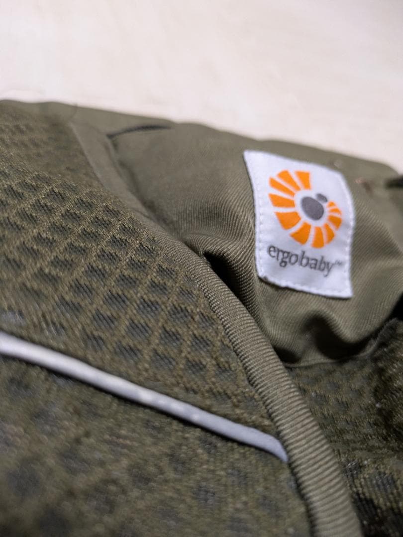 ergobaby 抱っこ紐 オリーブグリーン　オムニブリーズ