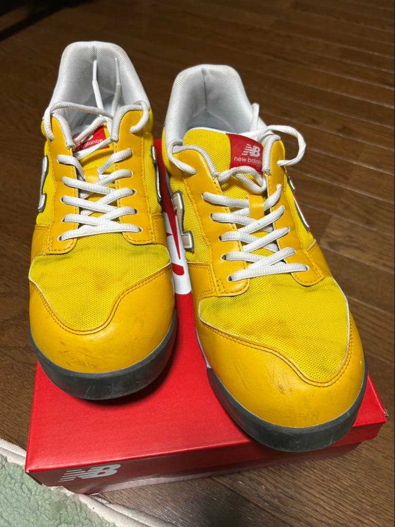 New Balance イエロー スニーカー