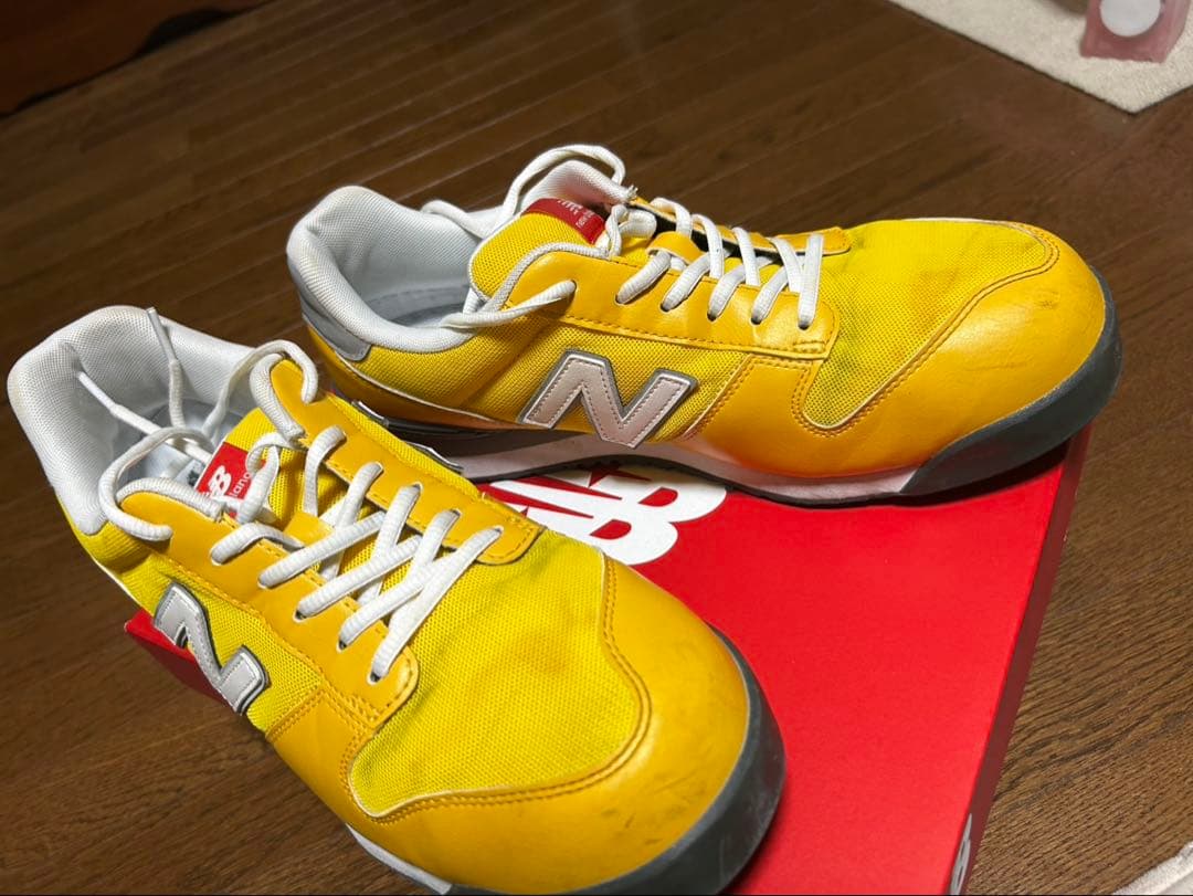 New Balance イエロー スニーカー