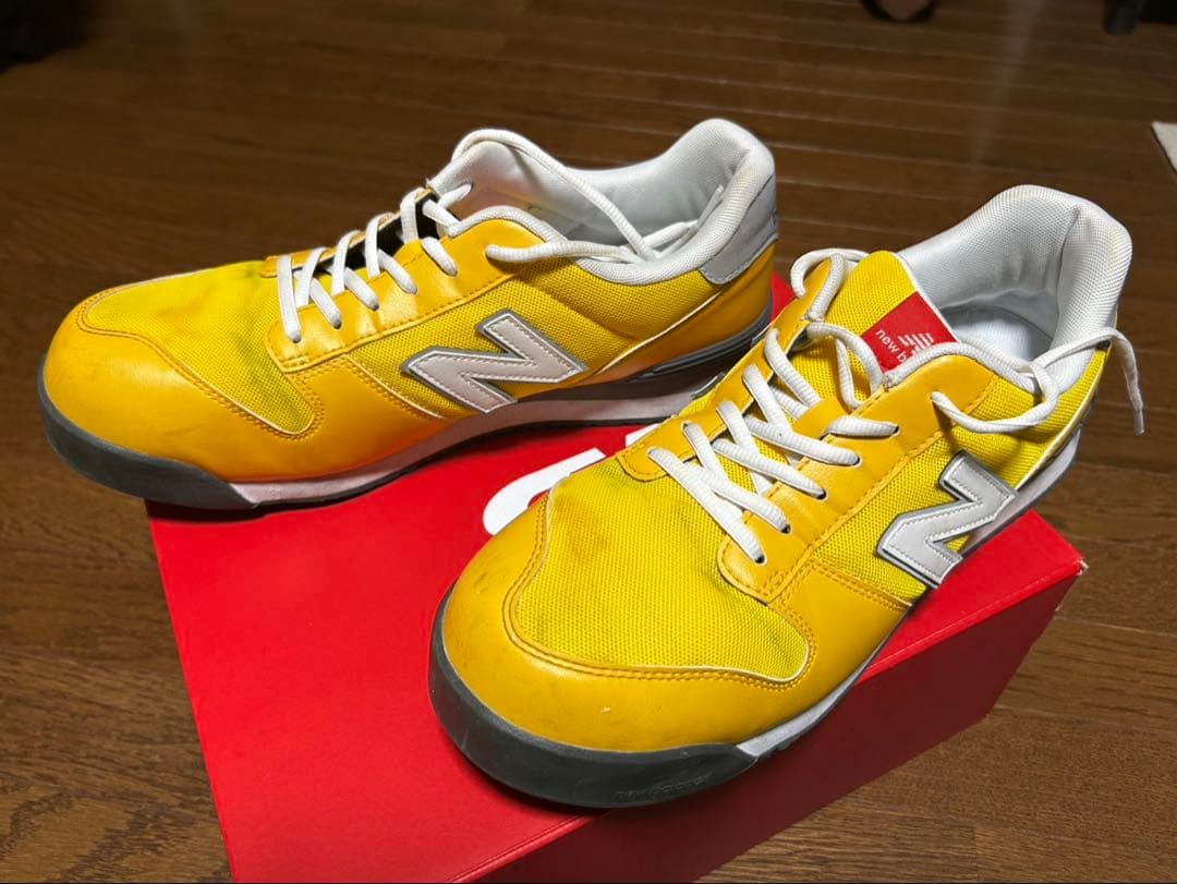 New Balance イエロー スニーカー