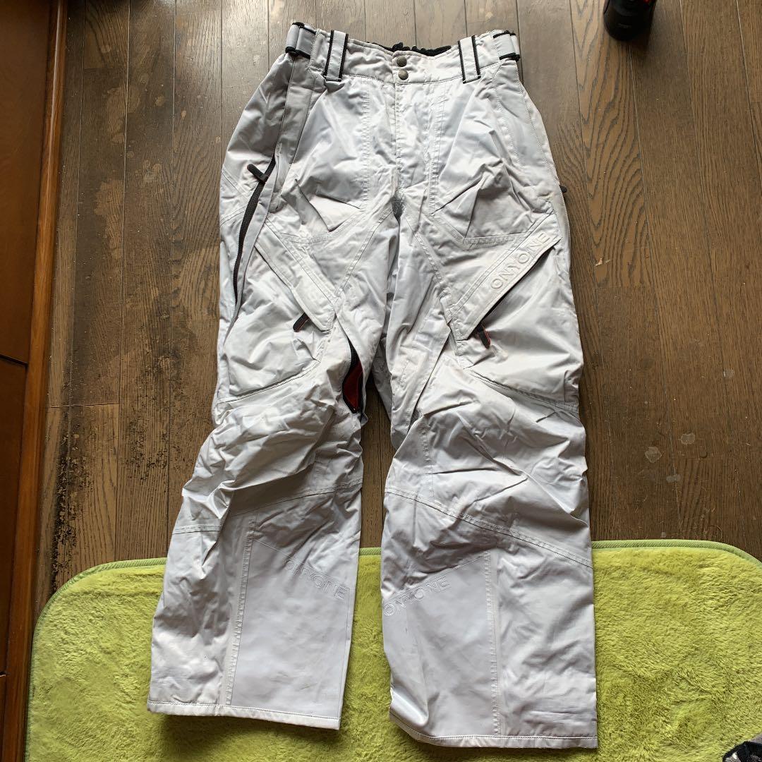 ONYONEスキーウェア　上下になります‼️