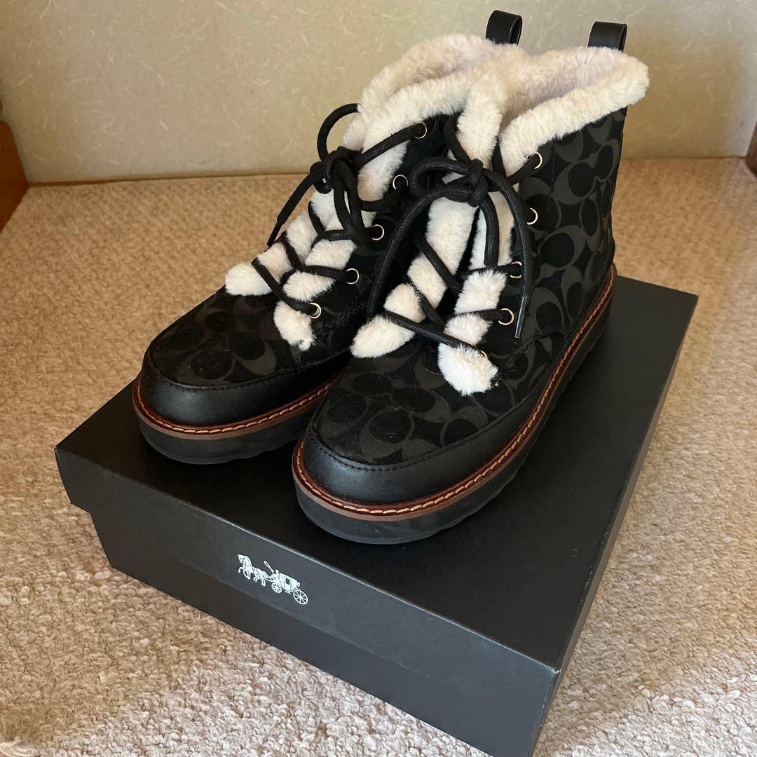 コーチ シグネチャー柄ブラックショートブーツ