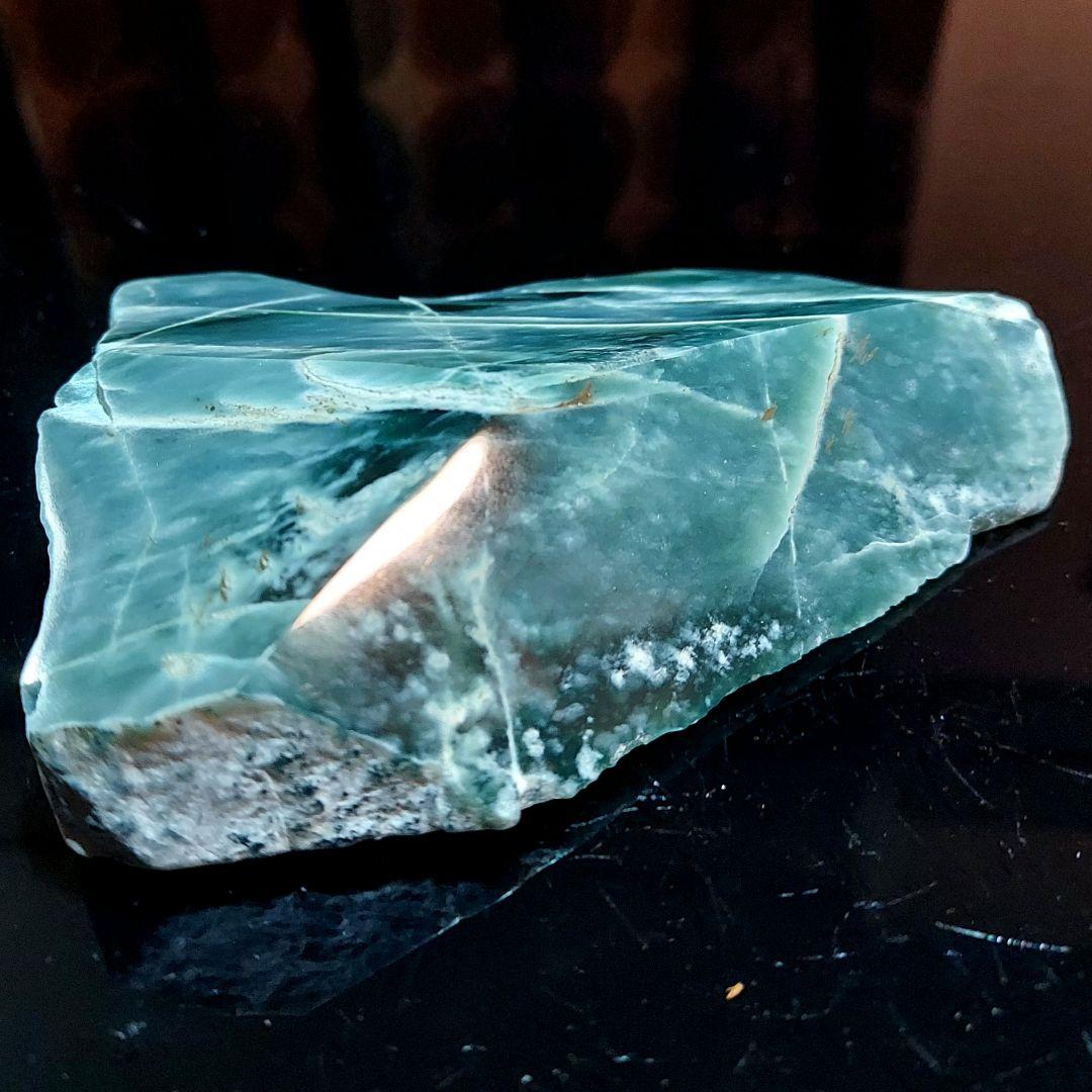 希少！独特のブルーグリーンが綺麗な グアテマラ翡翠 原石 ほぼ全面磨き 526