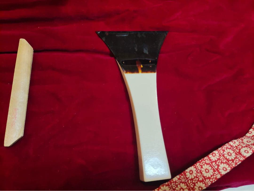 三味線　和楽器　ハードケース付　バチ　紅木紫檀製　現状品　年代物　楽器