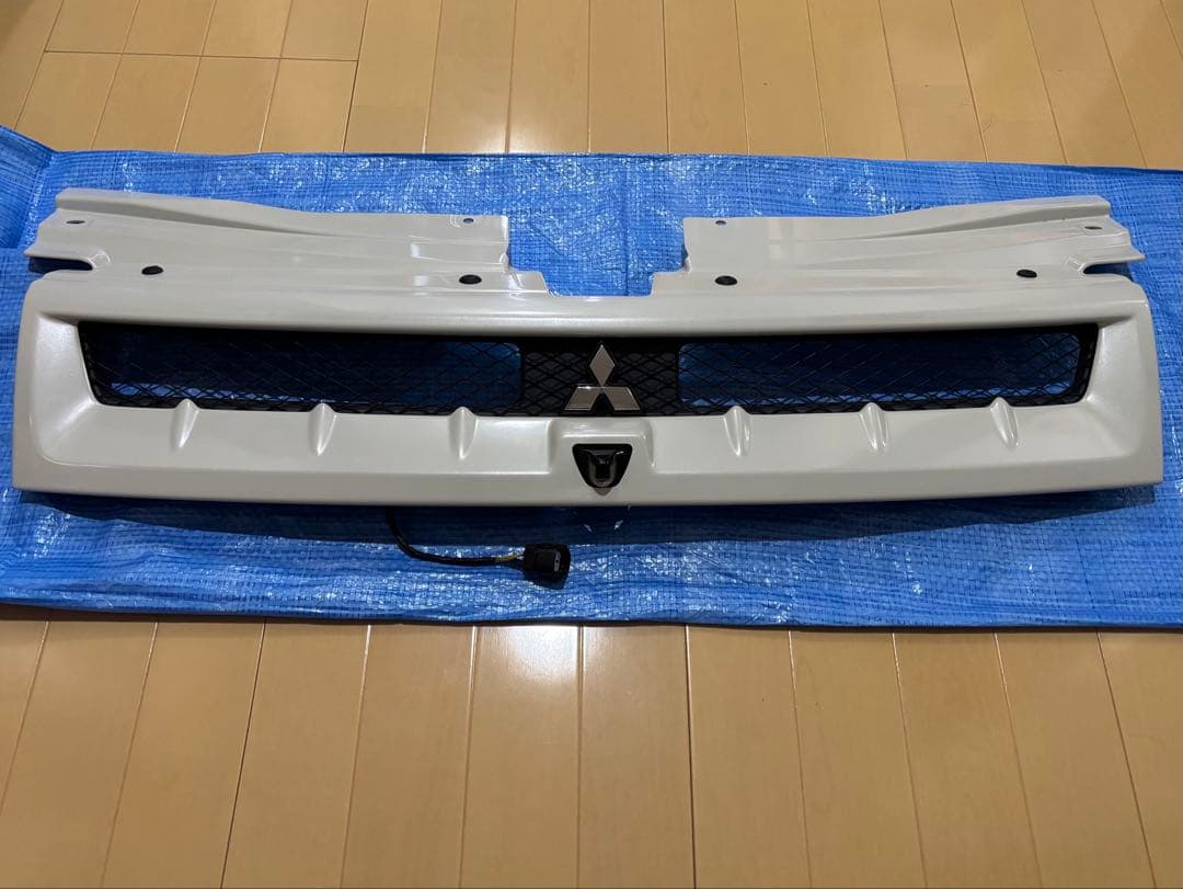 三菱　デリカD5 前期　スポーティグリル　ホワイト　中古