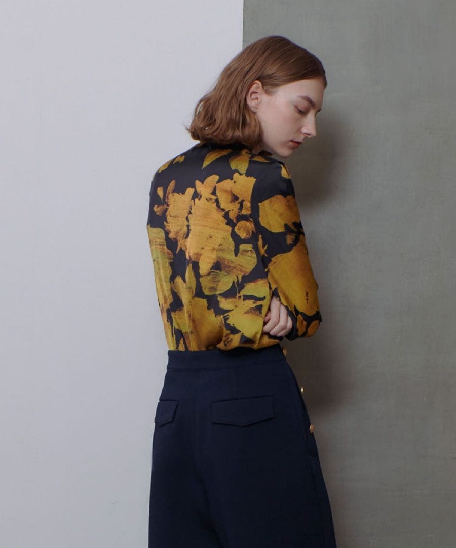 極美品　アルアバイル　モダンフラワーフロントフリルブラウス　ブラック　2