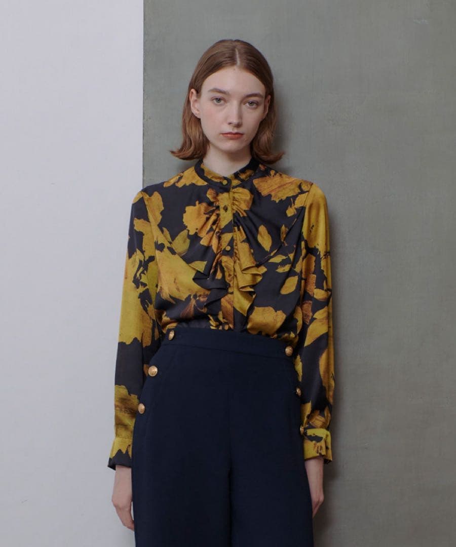 極美品　アルアバイル　モダンフラワーフロントフリルブラウス　ブラック　2