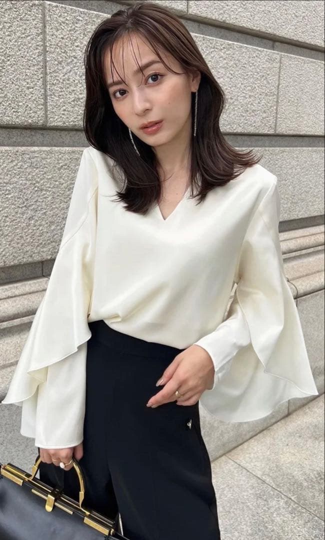 anuansツイストフリルVネックブラウス （IVORY)