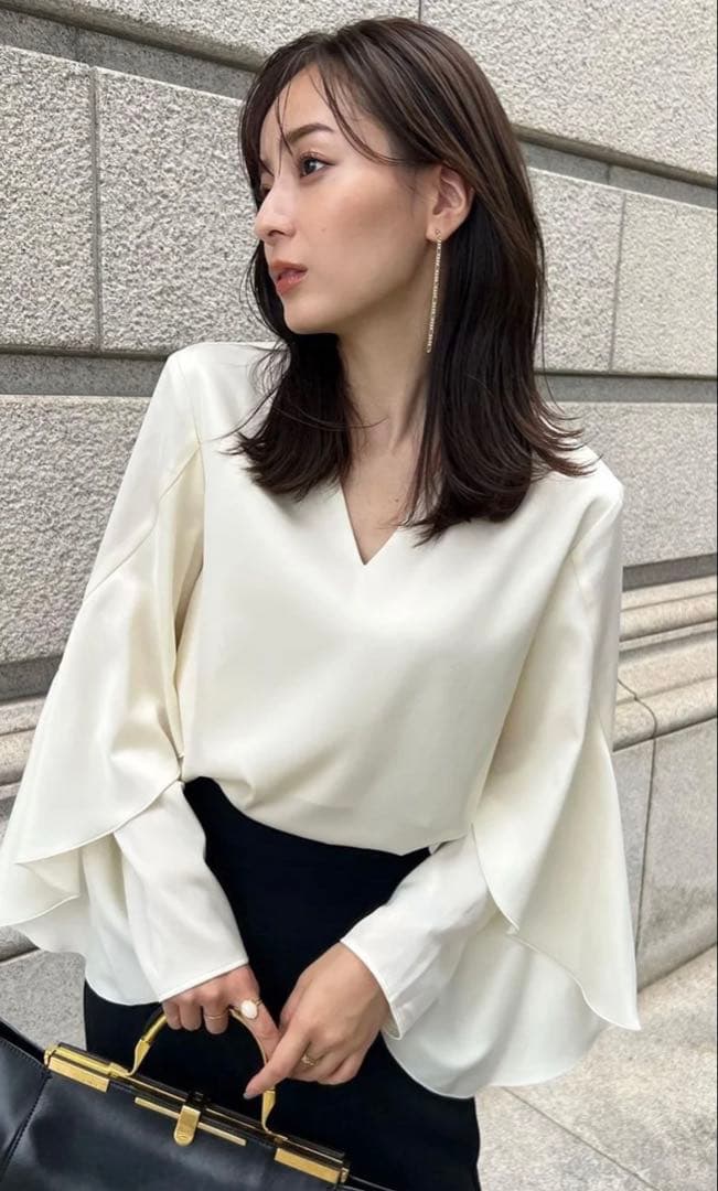 anuansツイストフリルVネックブラウス （IVORY)