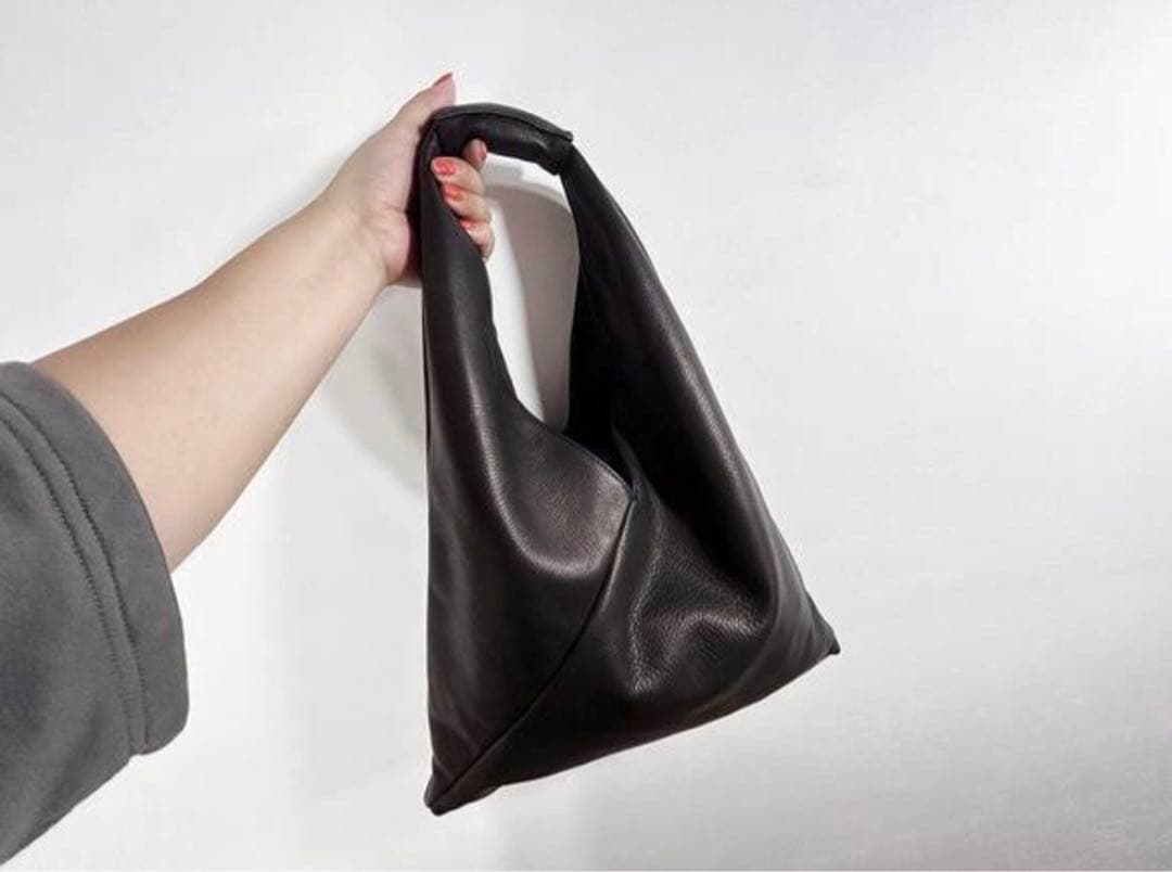 KURO/シルエットが美しい大人の牛革あずま袋　A4収納可　裏地付き　モノトーン