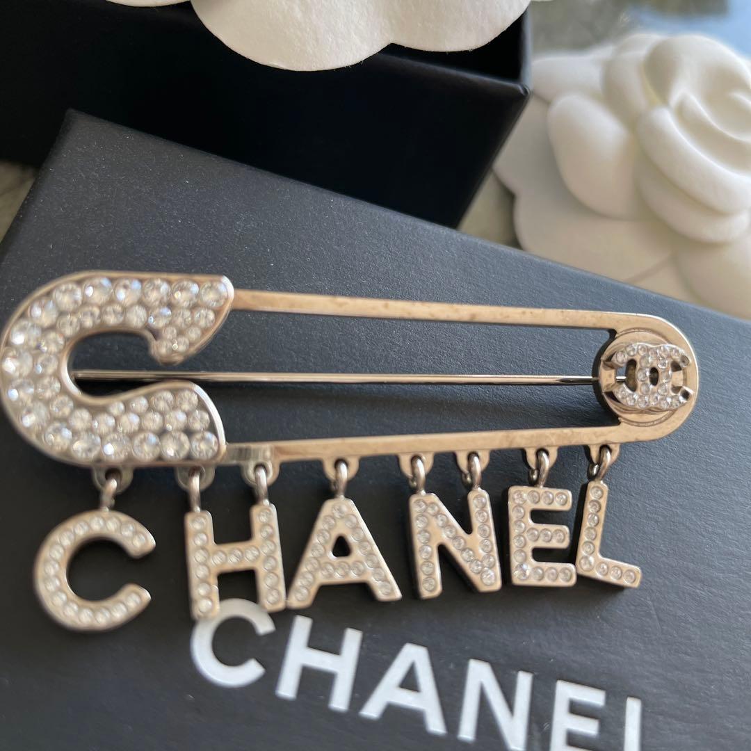 最終SALE!! CHANEL 希少ピンブローチCHANELロゴ used