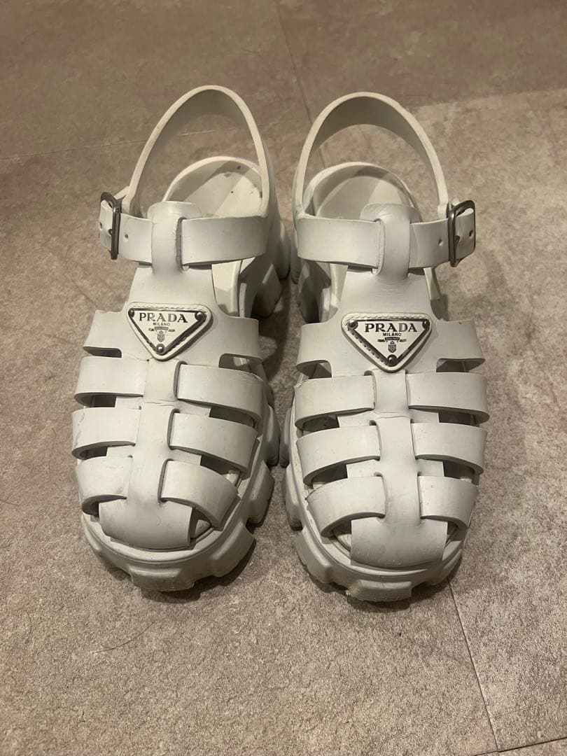 PRADA ホワイト モノリスラバーサンダル