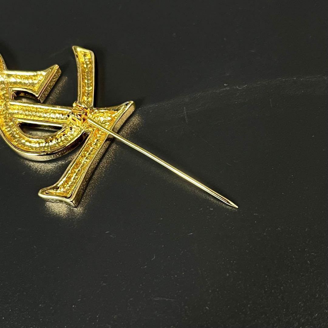 美品Yves Saint Laurent ゴールド カサンドラロゴブローチ