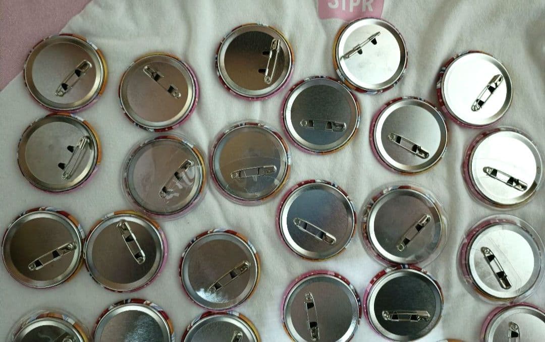 すとぷり　るぅと　缶バッチ　アリツア　等身　白衣装　旗持ち