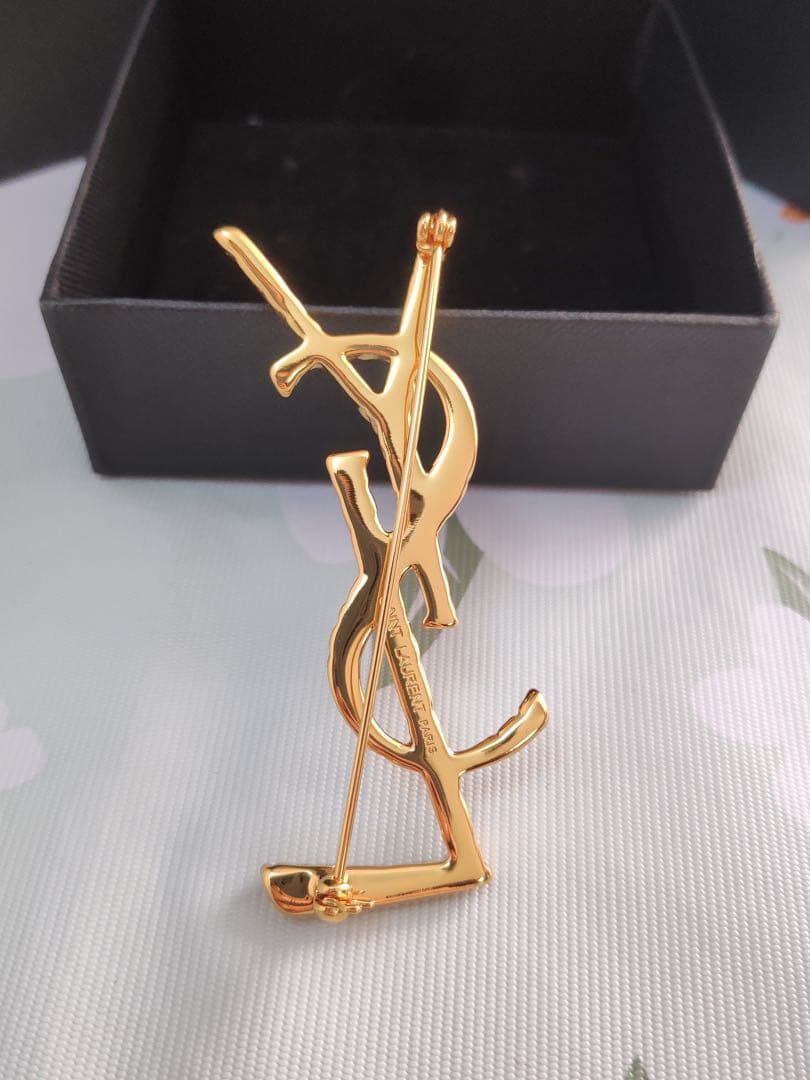 サンローラン　カサンドラロゴ オピウム ブローチ　ゴールド　超美品