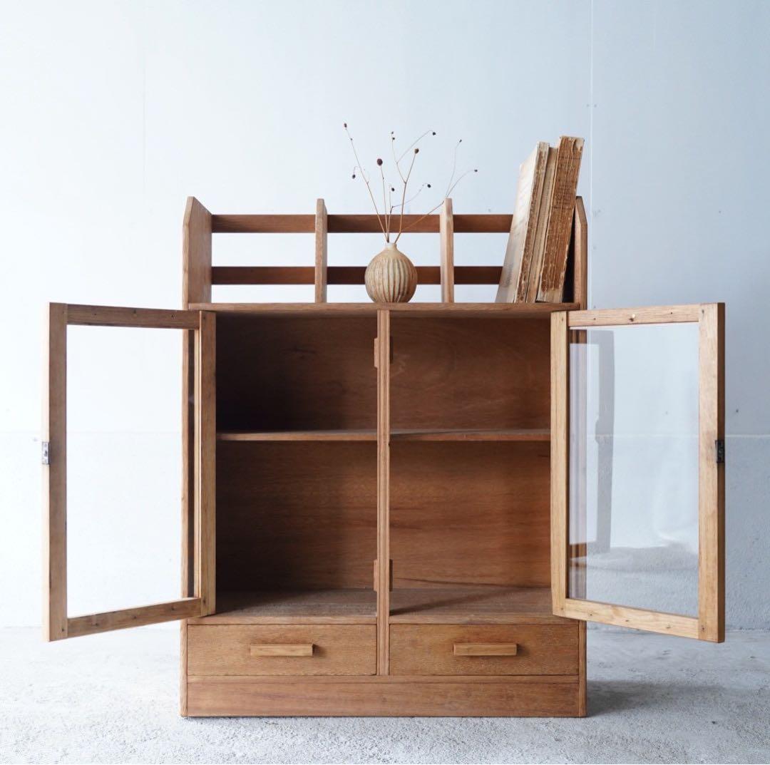 開き戸のキャビネット