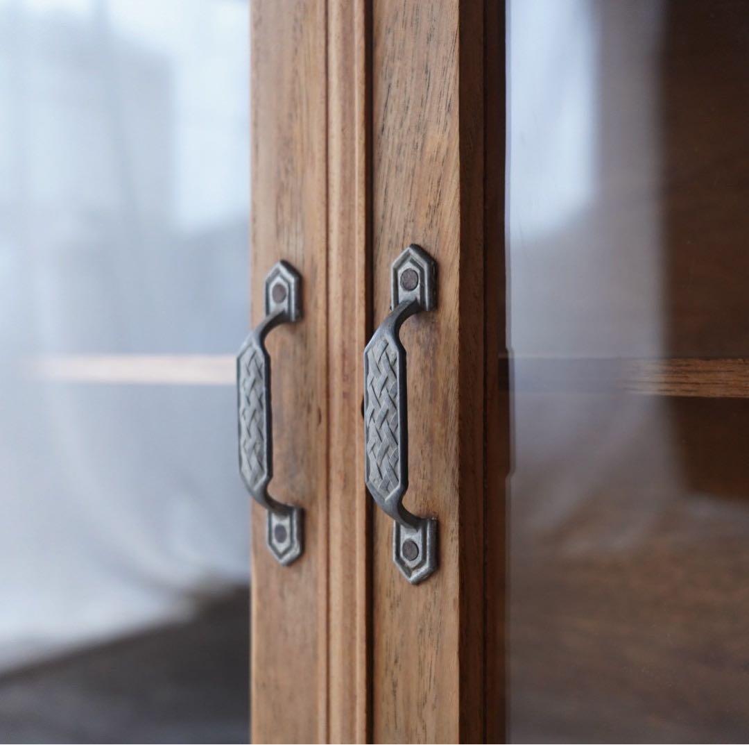 開き戸のキャビネット