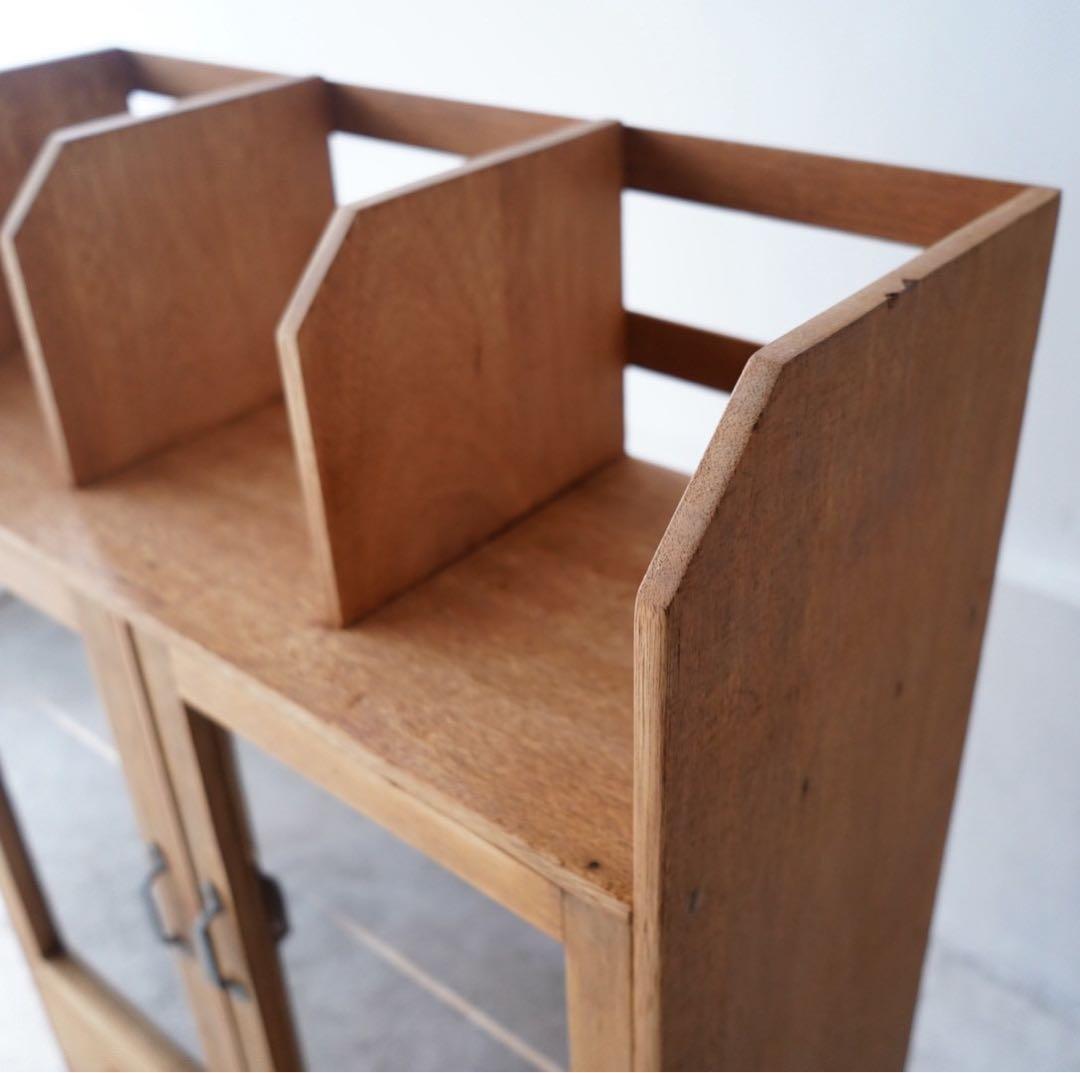 開き戸のキャビネット