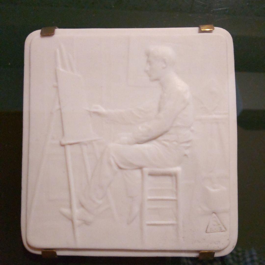 セーブル　白磁(ビスキュイ)浅浮彫り