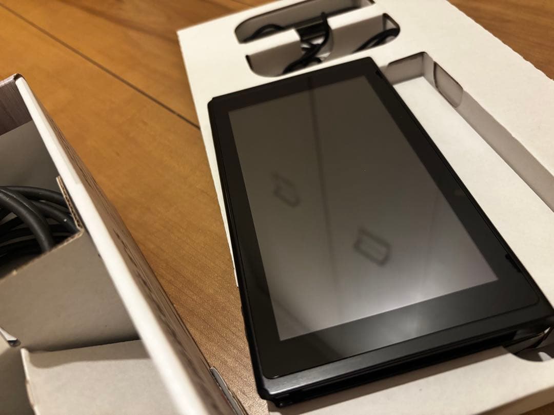 Nintendo Switch本体　コントローラー無しSDカード付き